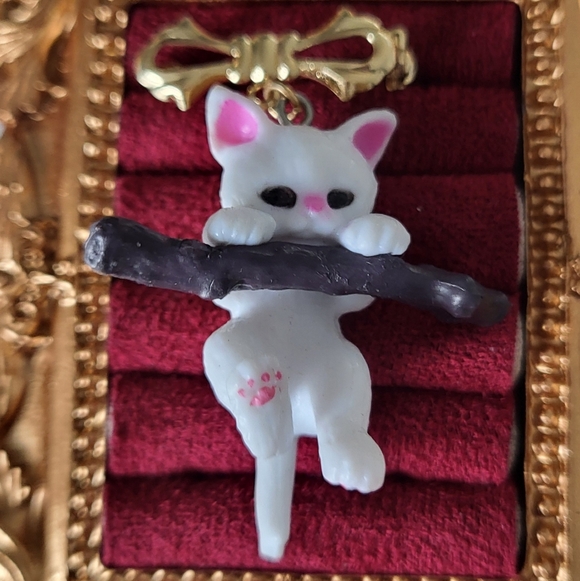 Fashion Jewelry Jewelry - White Acrylic Kitty Brooch - Cute